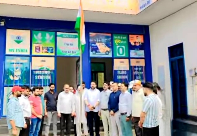 भीम आर्मी  के कार्यकर्ताओं को नहीं पता राष्ट्र गान में हाथ कहा रहते हैं। क्या ये राष्ट्रगान का अपमान नहीं।