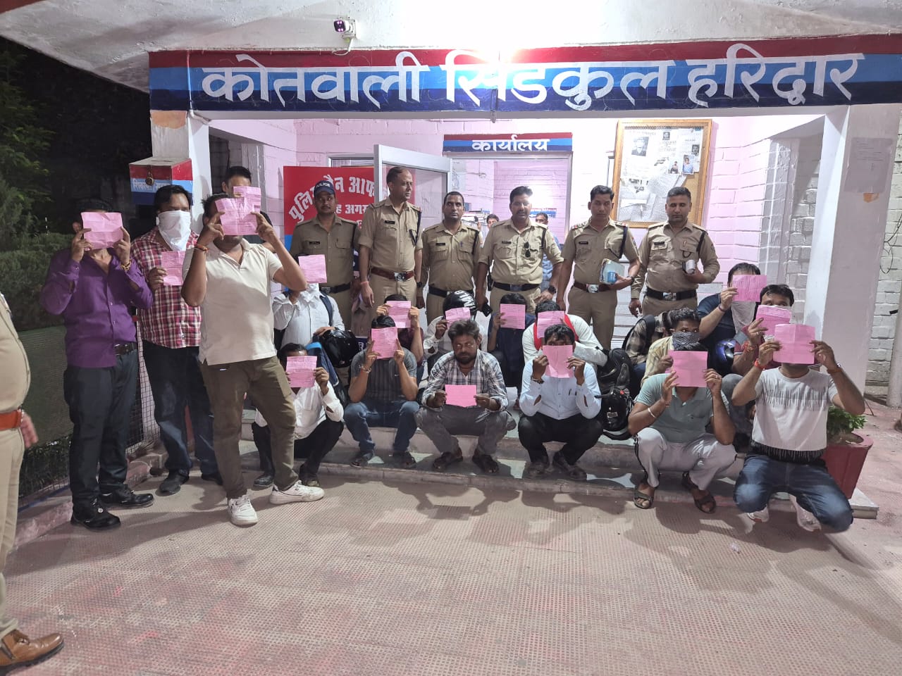 सार्वजनिक स्थानो व ढाबो में बैठकर शराब पी रहे युवको को पडा भारी पुलिस ने 35 नेवयकतियों को मौके से गिरफ्तार गया ,5 वाहन सीज।