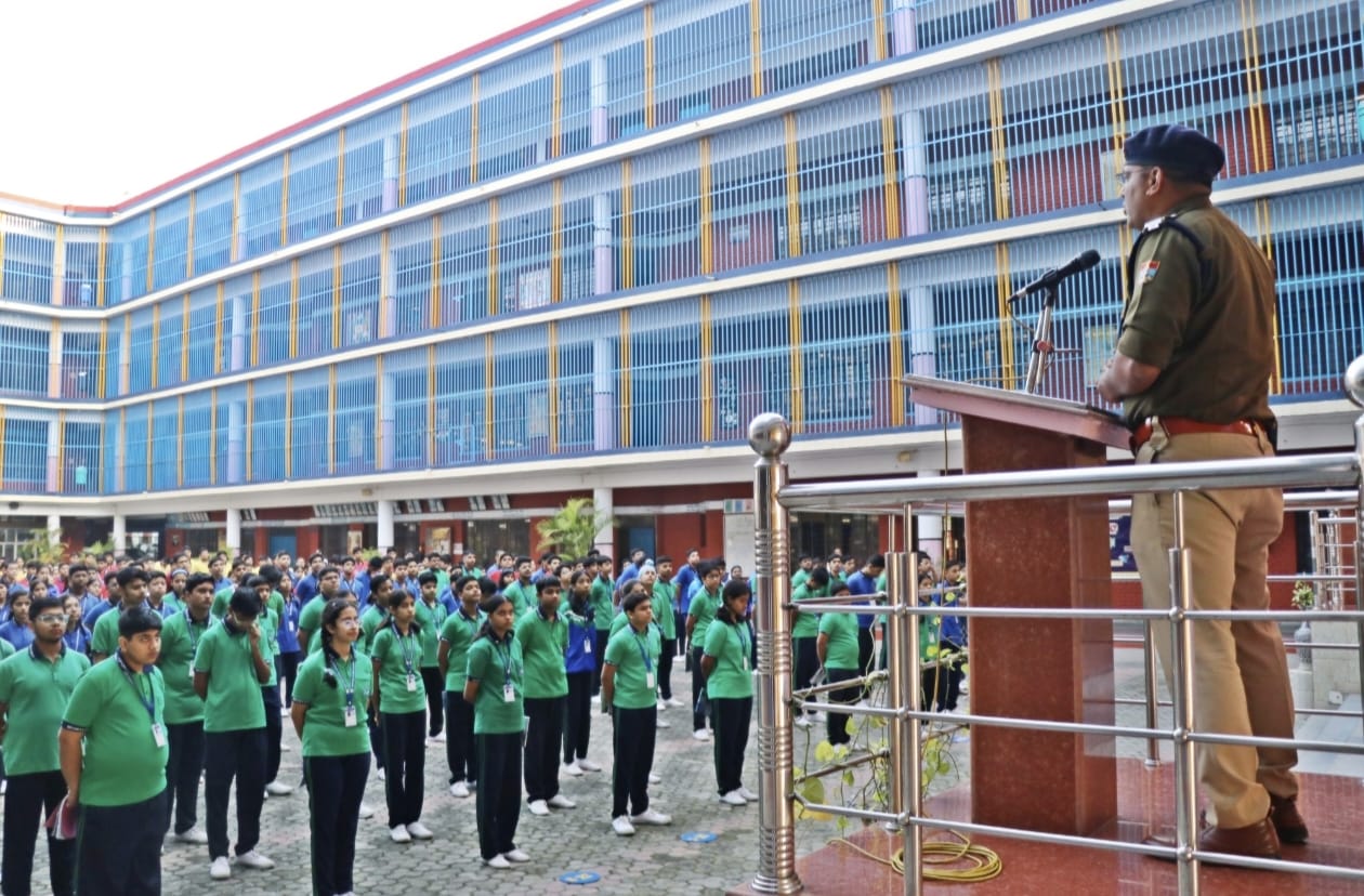 यातायात पुलिस ने जागरूकता कार्यक्रम आयोजित कर छात्र छात्राओं को किया जागरूक